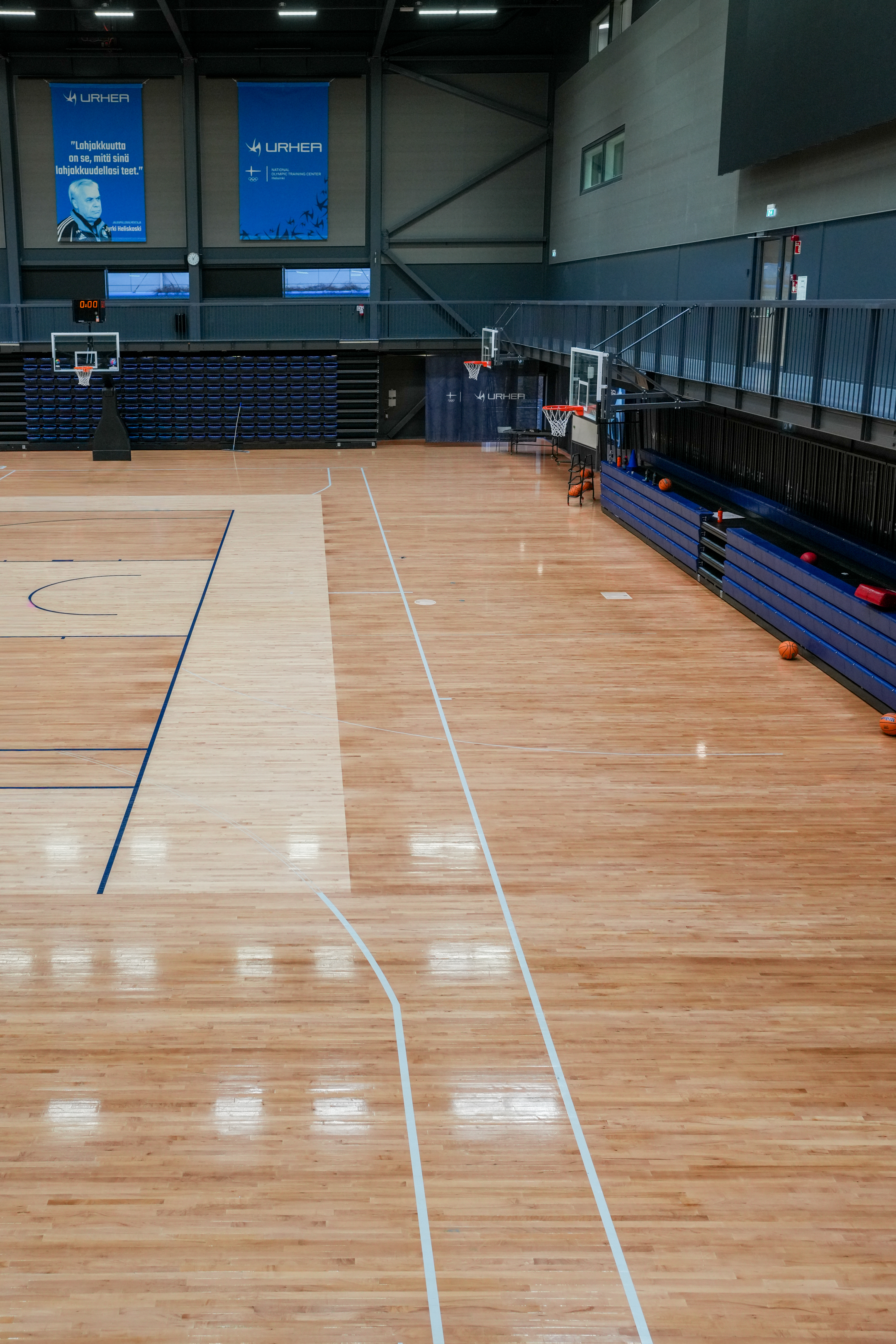 Kuvassa koripallokentän pääty ja kentän päädyssä suoja-alue